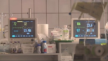 Duża liczba zmarłych. Przybywa chorych w szpitalach i pod respiratorami