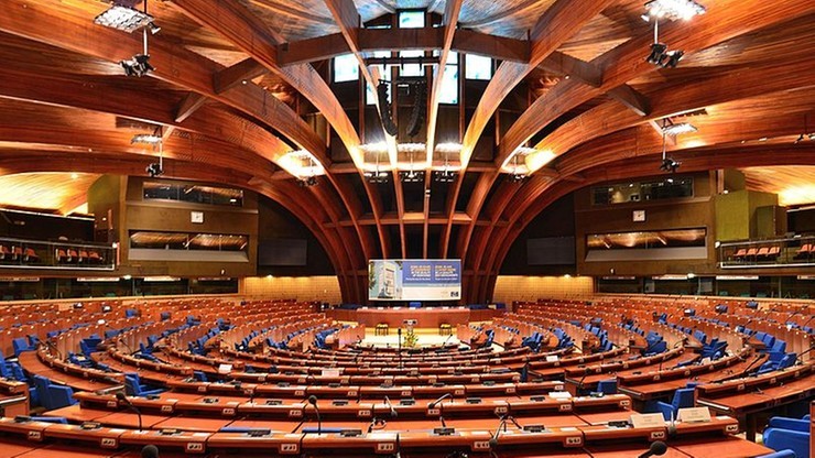 Rada Europy zaniepokojona politycznymi ingerencjami w media. Także w Polsce