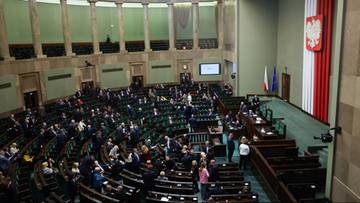 Widok na salę sejmową z siedzącymi posłami.