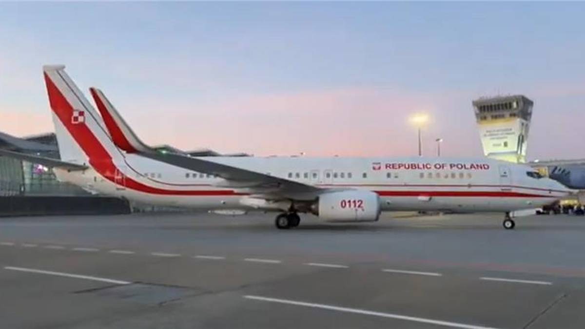 Samolot pasażerski z napisem "REPUBLIC OF POLAND" na kadłubie, zaparkowany na płycie lotniska.