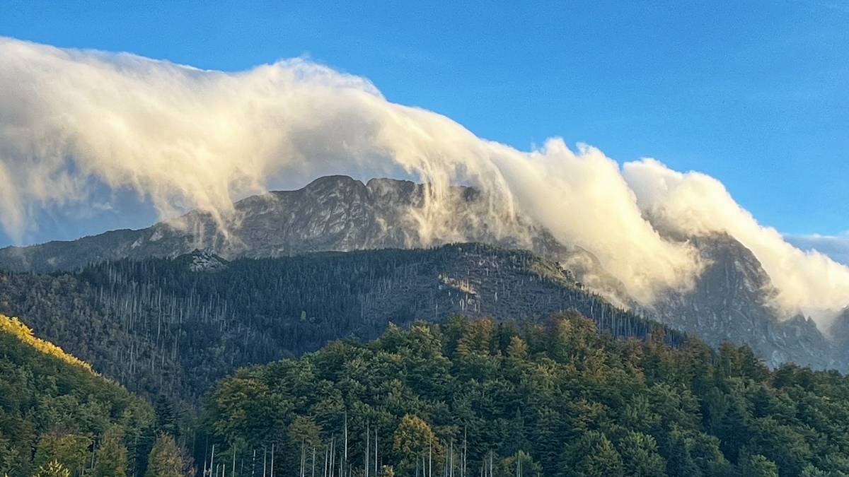 Malowniczy wał chmurowy nad Tatrami. Fot. Przemysław Sobczyk.