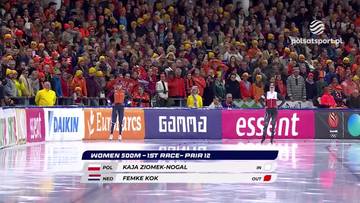 Kaja Ziomek-Nogal na lodowisku podczas biegu na 500 metr&oacute;w, z widownią na trybunach.