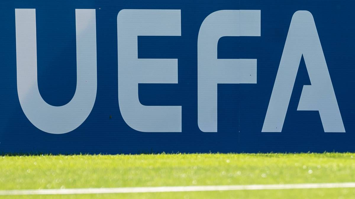Logo UEFA na niebieskim tle, widoczna część napisu "UEFA".