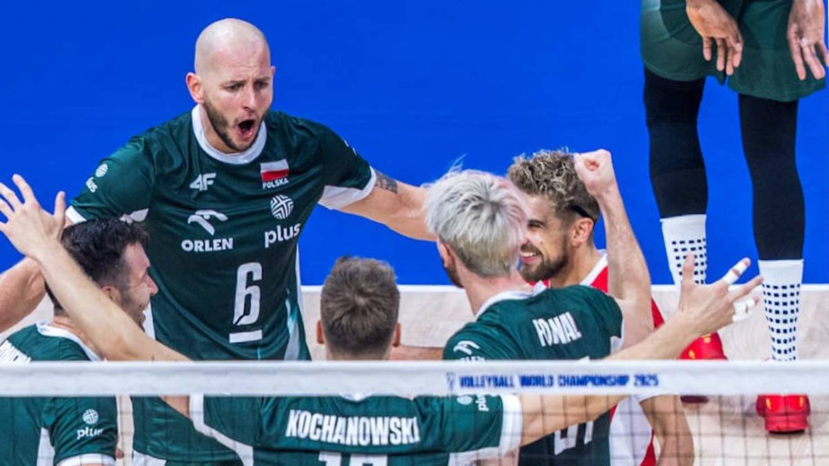 Gracze reprezentacji Polski w siatkówce świętują zdobycie punktu podczas meczu z Holandią. Pięciu zawodników w zielonych koszulkach cieszy się na boisku na tle niebieskiego tła.