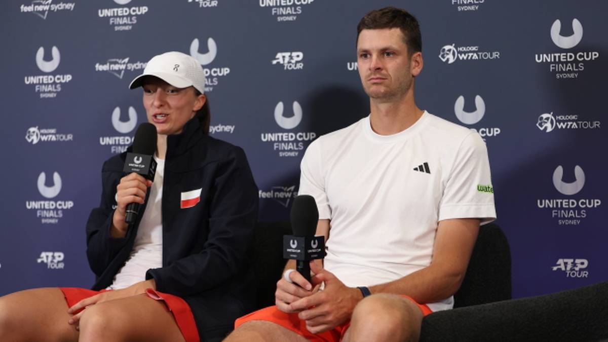 Dwoje tenisist&oacute;w siedzących przy mikrofonach na konferencji prasowej.