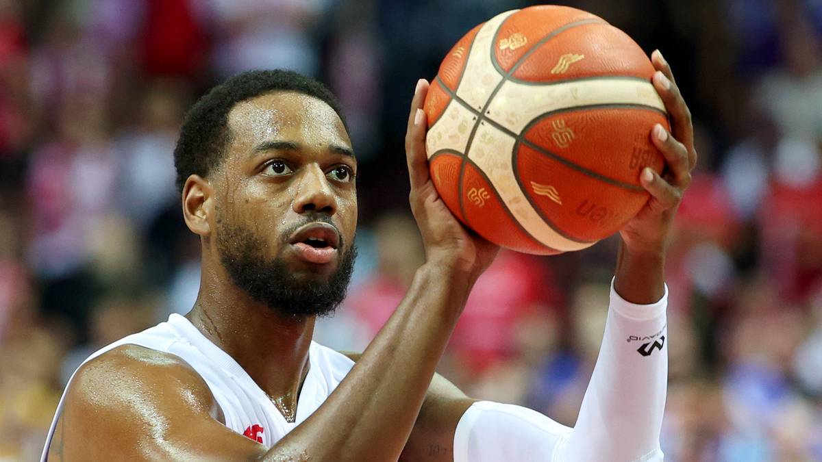 Gracz w koszykówkę trzymający piłkę do rzutu.