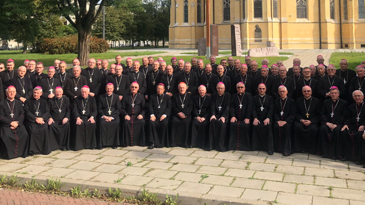 "Stu biskupów bez maseczek". Konferencja Episkopatu Polski wyjaśnia
