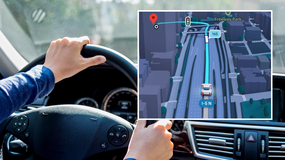 Dłoń kierowcy na kierownicy samochodu, obok wyświetlacz nawigacji Google Maps z widokiem 3D.