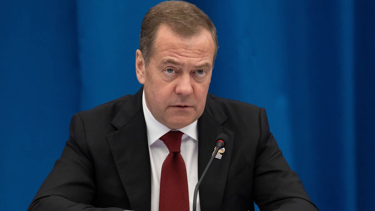 Propagandowy podręcznik dla okupowanych regionów. Redaktorem sam Miedwiediew