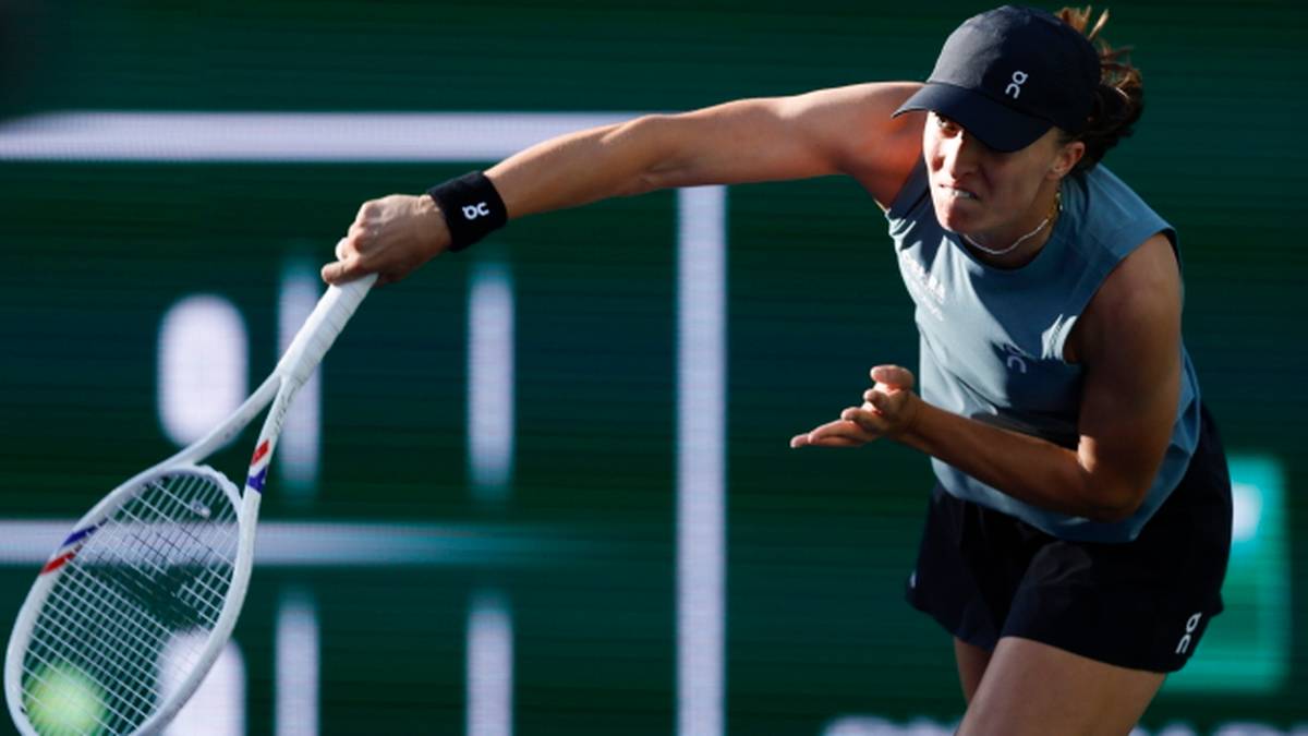 Tenisistka Karolina Muchova serwuje podczas meczu.