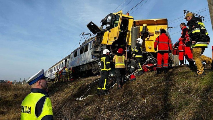 Białogard: Zderzenie ciężarówki z pociągiem. Zakleszczony maszynista i kierowca, są ranni