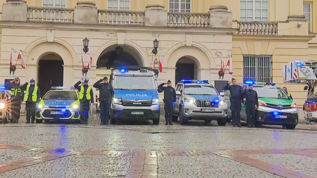 W południe zawyły policyjne syreny. Było je słychać w całym kraju