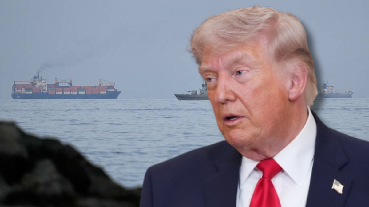 Donald Trump z żaglem USA na klapie marynarki, na tle morza z kilkoma statkami