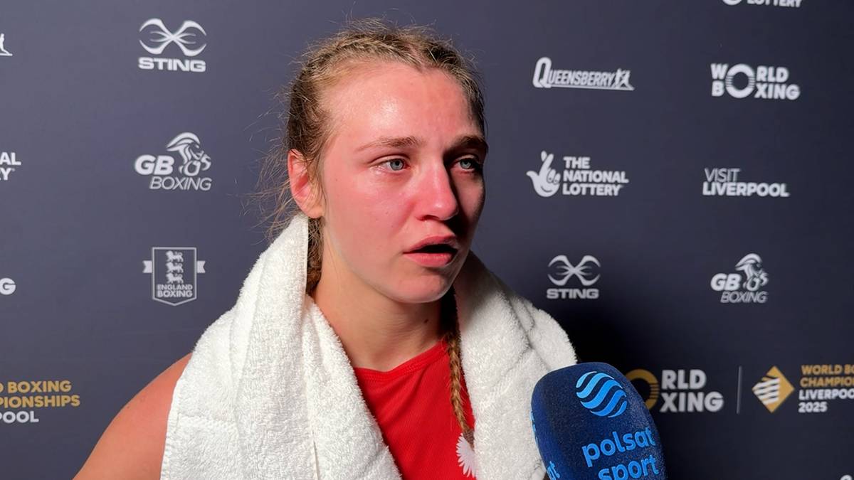 Julia Szeremeta, bokserka z zapłakanymi oczami, w białym ręczniku na ramionach, po przegranym finale Mistrzostw Świata.
