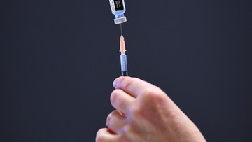 Sankcje wobec niezaszczepionych. Francja zawiesza ok. 3 tys. medyków