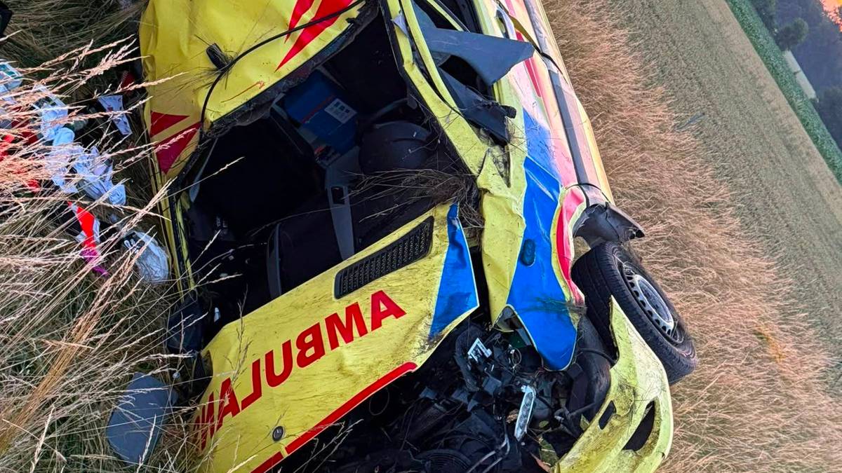 Wypadek karetki, czterech ratowników walczy o życie. Pilny apel