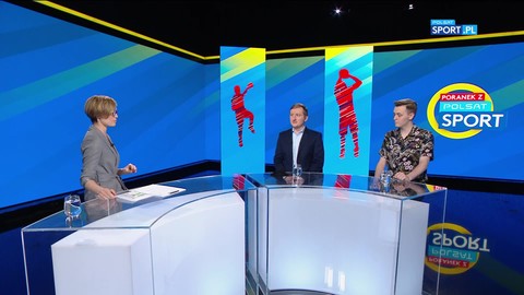 Trzy osoby w studiu telewizyjnym przy okrągłym stole, kobieta rozmawia z dwoma mężczyznami, w tle grafiki sportowe i logo Polsat Sport.