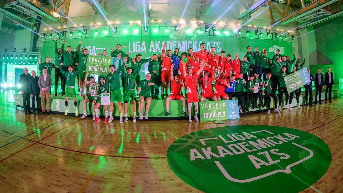 Grupa student&oacute;w w zielonych strojach sportowych pozuje do zdjęcia na tle sceny z napisem "LIGA AKADEMICKA AZS".
