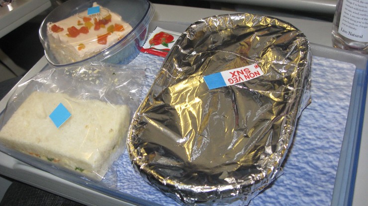 Linie KLM: możliwe, że pasażerom podczas lotów podano skażone jedzenie
