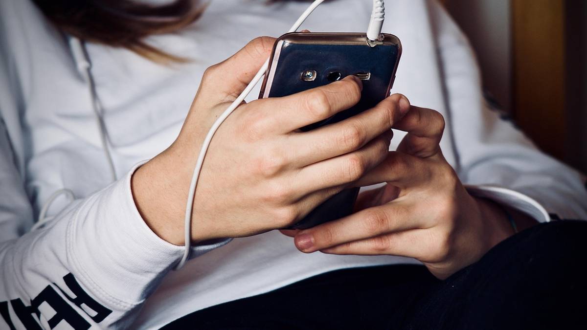 Dwie godziny ze smartfonem dziennie. Japońskie miasto chce ograniczeń