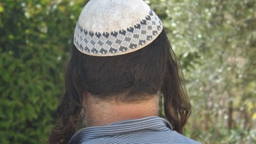 Żydzi w Niemczech przestrzegani przed noszeniem jarmułek. W obawie przed antysemityzmem