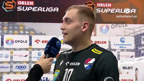 Portret Bartosza Kowalczyka, siatkarza, udzielającego wywiadu.