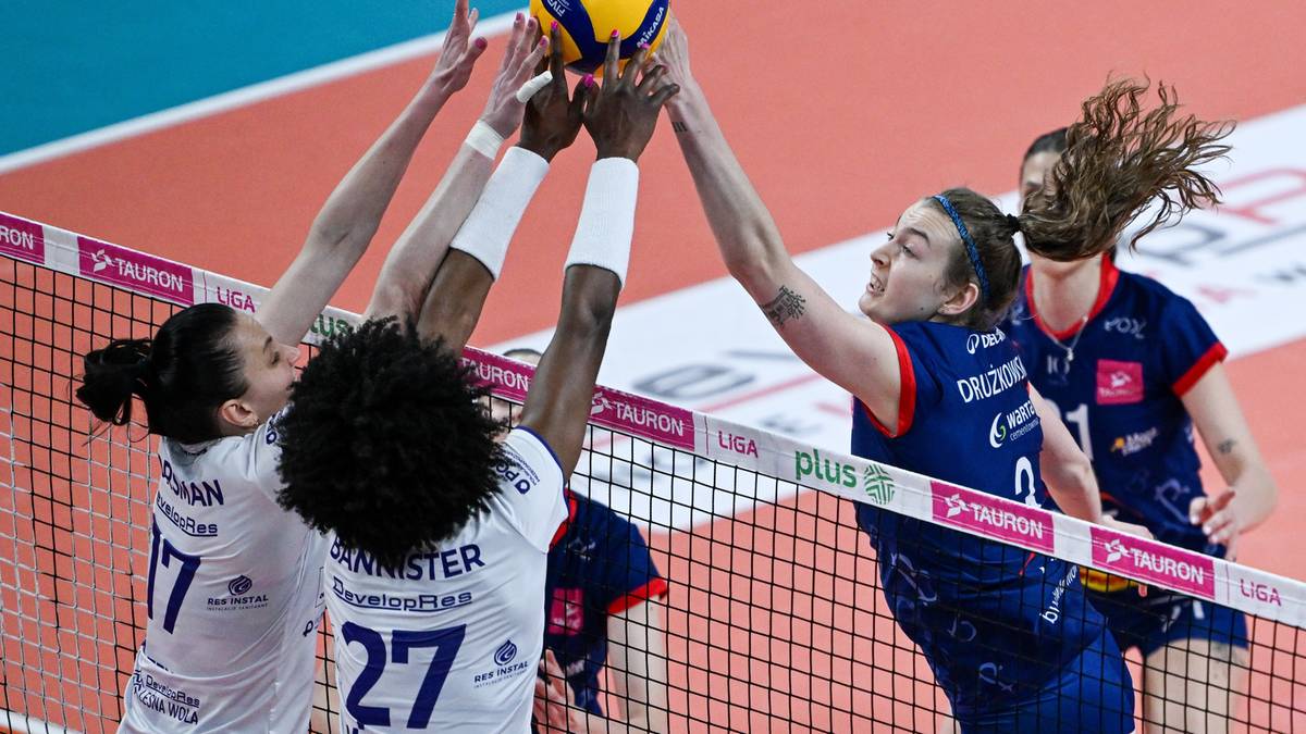 Siatkarki Developresu Rzesz&oacute;w i PGE Budowlanych Ł&oacute;dź podczas akcji przy siatce.