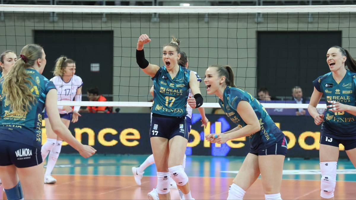 Siatkarki świętujące zdobycie punktu podczas meczu w hali sportowej.