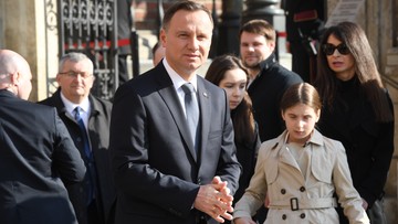 Prezydent Andrzej Duda złożył kwiaty na grobie Lecha i Marii Kaczyńskich. "To już taki rytuał"