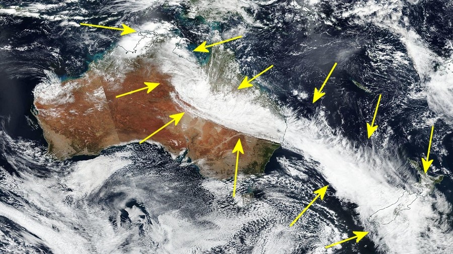 Żółte strzałki na zdjęciu satelitarnym wskazują „rzekę atmosferyczną”. Fot. NASA.