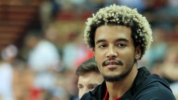 Koszykarz Jeremy Sochan trzymający piłkę do koszyk&oacute;wki.