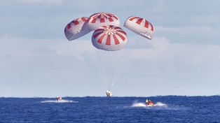 03.08.2020 08:00 Astronauci SpaceX bezpiecznie powrócili na Ziemię. Zobacz moment lądowania w Atlantyku [FILM]