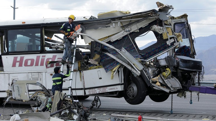 USA: zderzenie autokaru z ciężarówką. Wiele ofiar