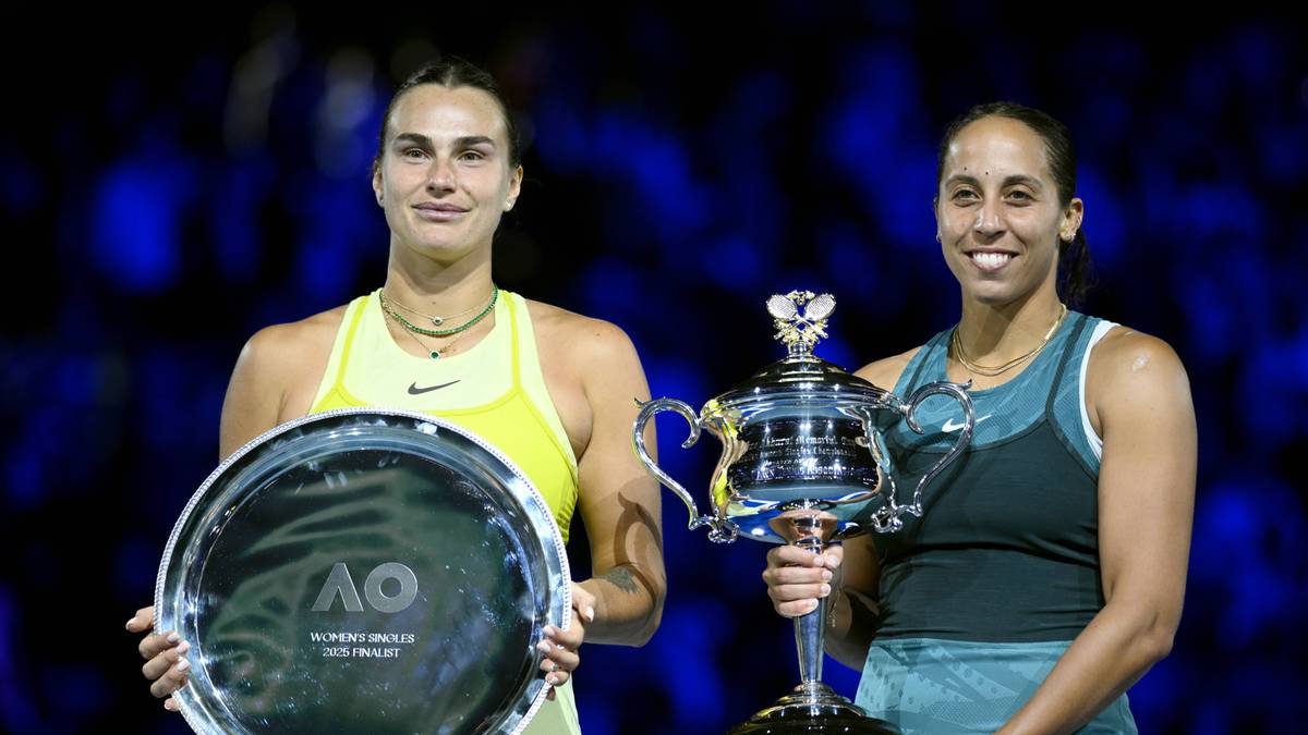 Dwie tenisistki z trofeami po meczu.