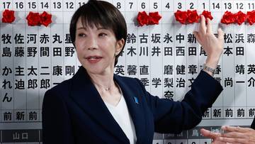 Portret premier Japonii Sanae Takaichi na tle tablicy z wynikami wyborczymi.