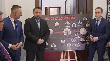 Nowa tablica "układ Kaczyńskiego" przed klubem PO-KO