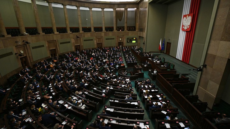 Sondaż wyborczy: PiS na prowadzeniu. Poza Sejmem PSL, Porozumienie i Kukiz'15
