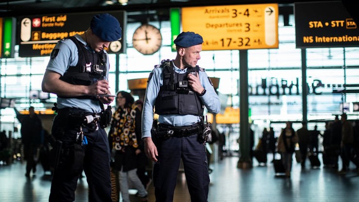 Polka aresztowana na lotnisku w Holandii. Nie chciała założyć maseczki, zaatakowała załogę