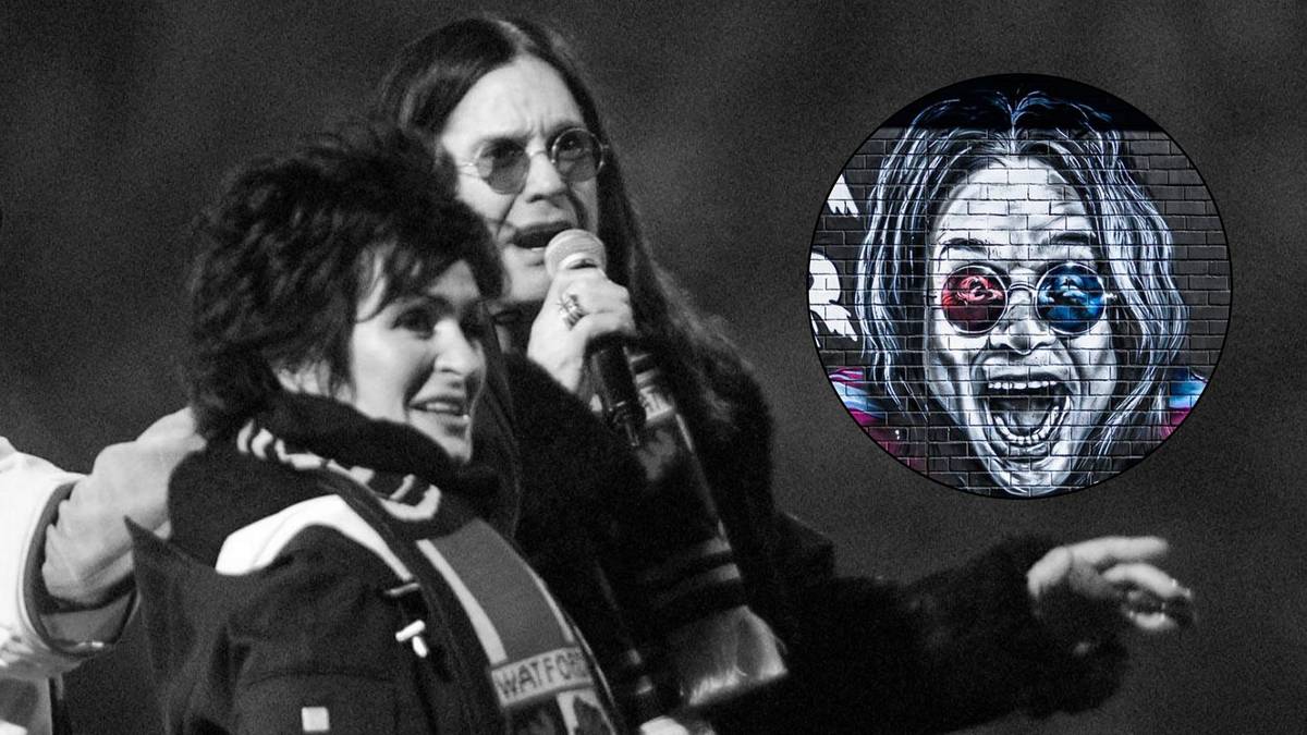 Ozzy Osbourne śpiewający do mikrofonu w towarzystwie Sharon Osbourne. W prawym górnym rogu widoczny mural przedstawiający twarz Ozzy'ego w okularach.
