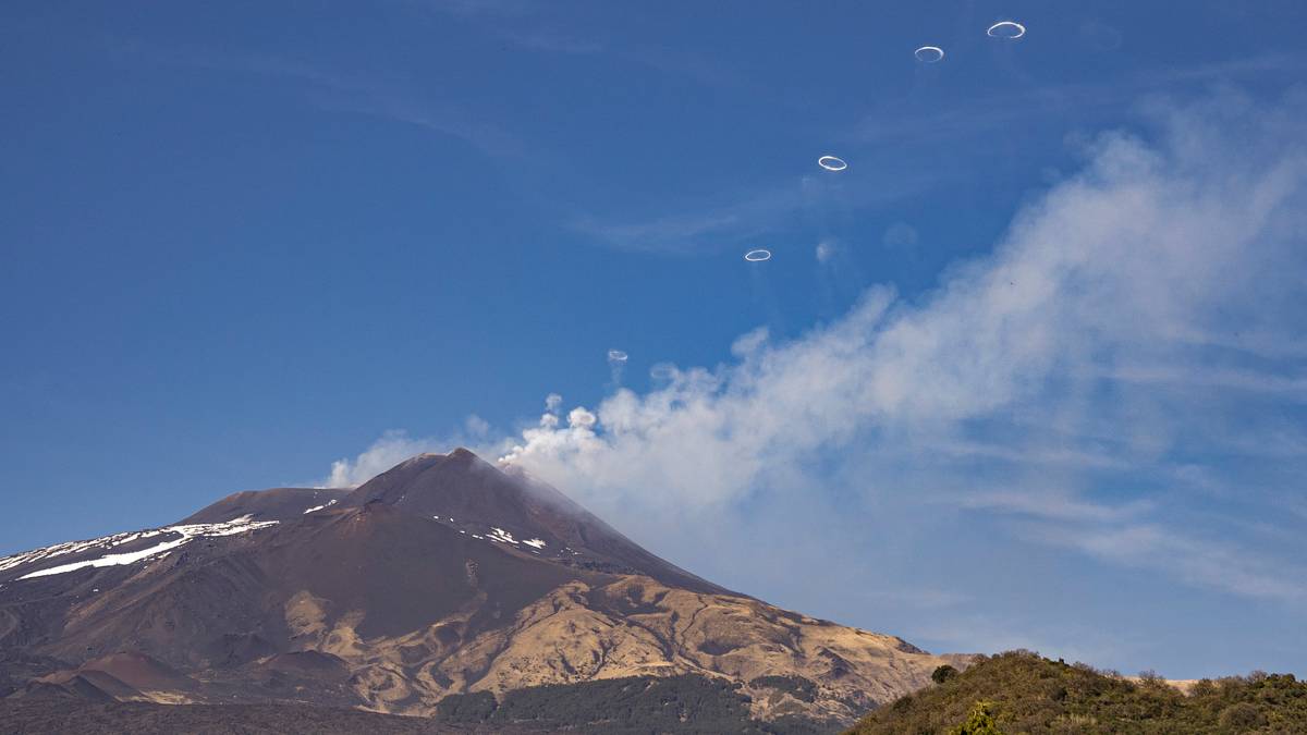 Niezwykłe zjawisko nad Etną. Mieszkańcy mówią o "latających talerzach"
