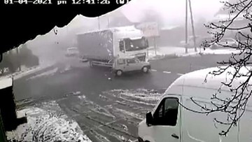 Śmiertelny wypadek. 87-latek wjechał pod ciężarówkę