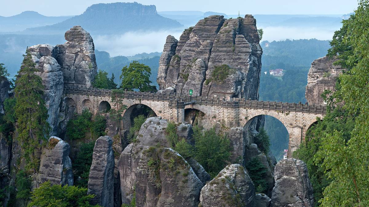 Gdzie na długi listopadowy weekend? Malownicze miejsca blisko Polski, bez tłumów