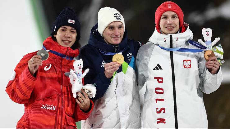 Medaliści konkursu olimpijskiego na dużej skoczni. Od lewej: Ren Nikaido, Domen Prevc, Kacper Tomasiak