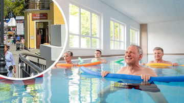 Grupa senior&oacute;w ćwiczy w basenie z makaronami pływackimi, obok fragment ulicy uzdrowiskowej.