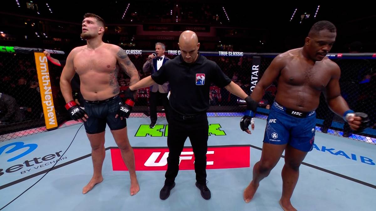 Sędzia rozdziela dwóch zawodników MMA w oktagonie po walce.