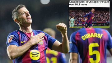 Robert Lewandowski w koszulce FC Barcelony, z dłonią na sercu.