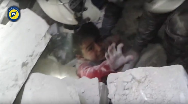 Dramatyczne sceny z Aleppo: dzieci pod gruzami; ratownicy "nie mają więcej worków" do przenoszenia zwłok