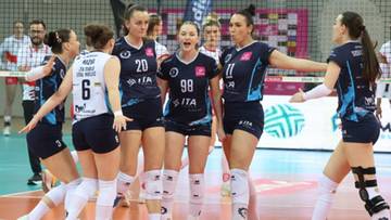 Siatkarki ŁKS Commercecon Ł&oacute;dź i ITA TOOLS Stal Mielec podczas meczu, z widocznymi numerami na koszulkach.