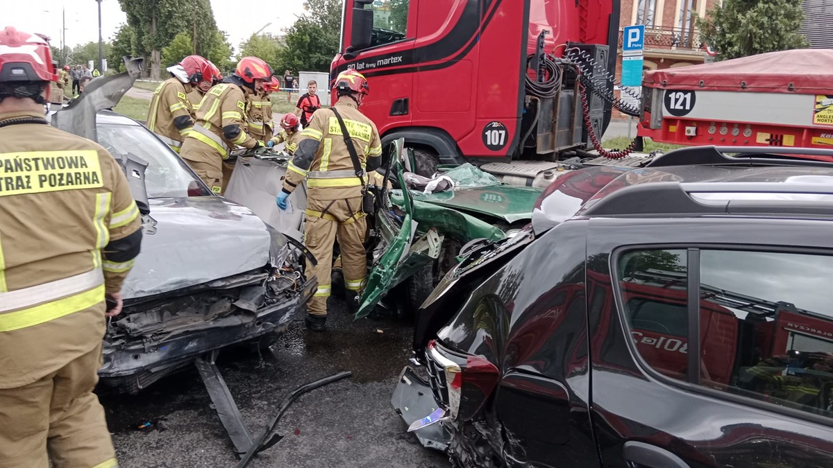 Bydgoszcz. Karambol na skrzyżowaniu. Ciężarówka staranowała 10 aut