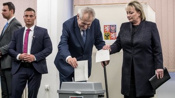 Półnaga kobieta rzuciła się w stronę prezydenta Czech. Incydent podczas wyborów